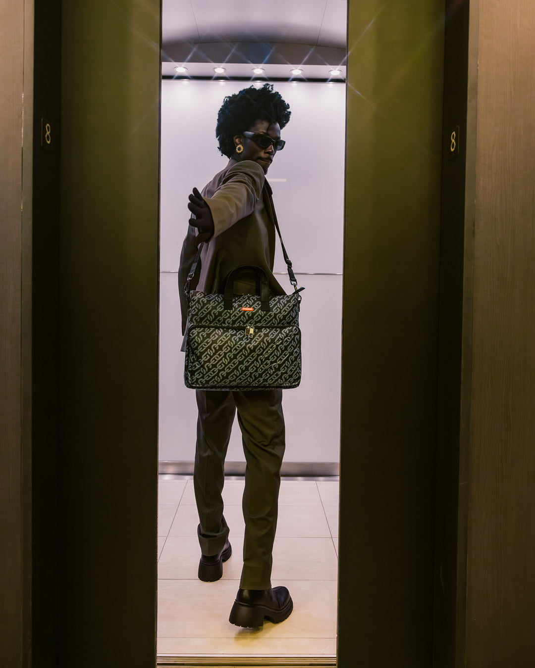 MAGNETIC PULSE TRAVEL BAG